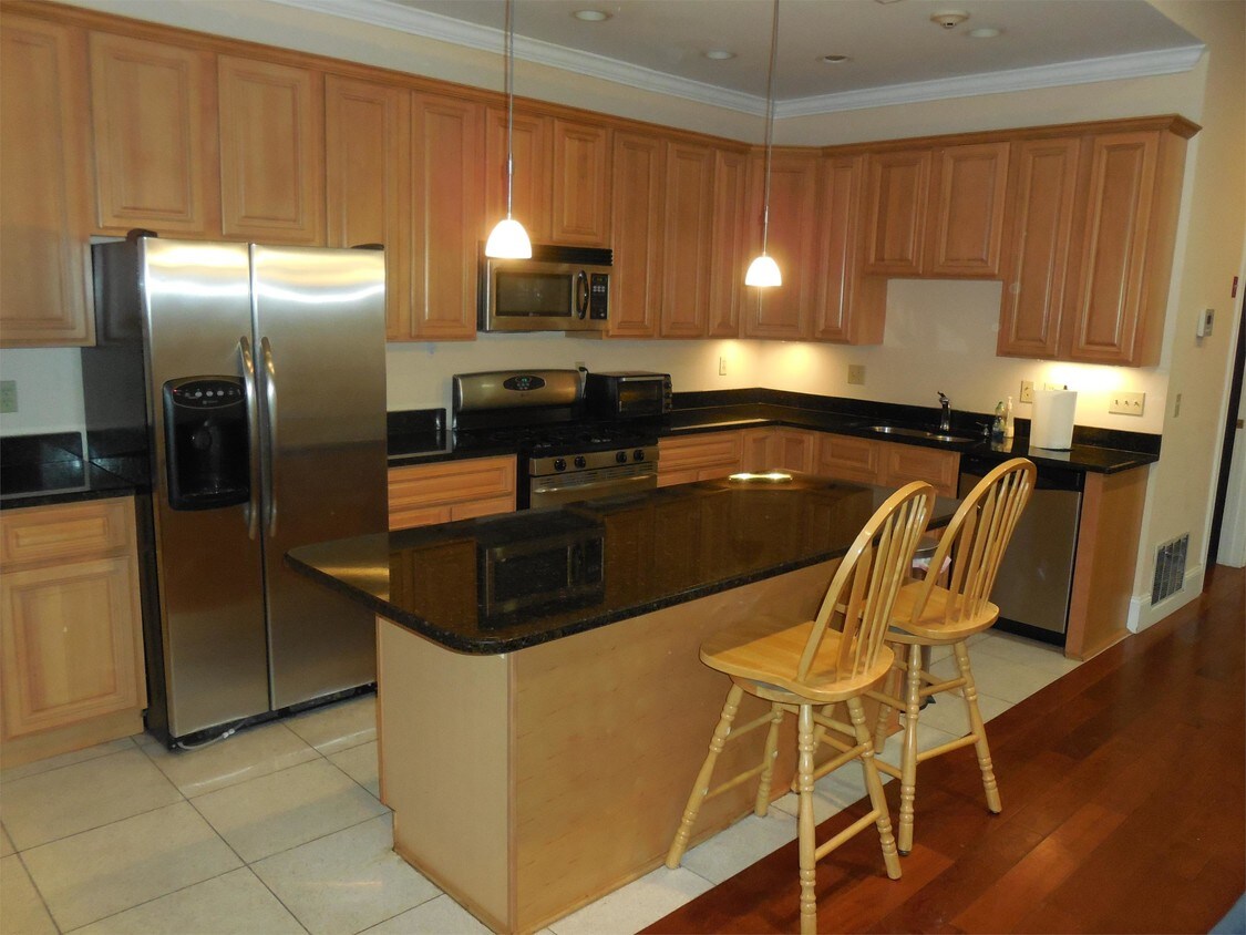 Foto principal - 387-389 Angell St