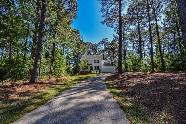 Foto del edificio - 66 Forest Pond Rd