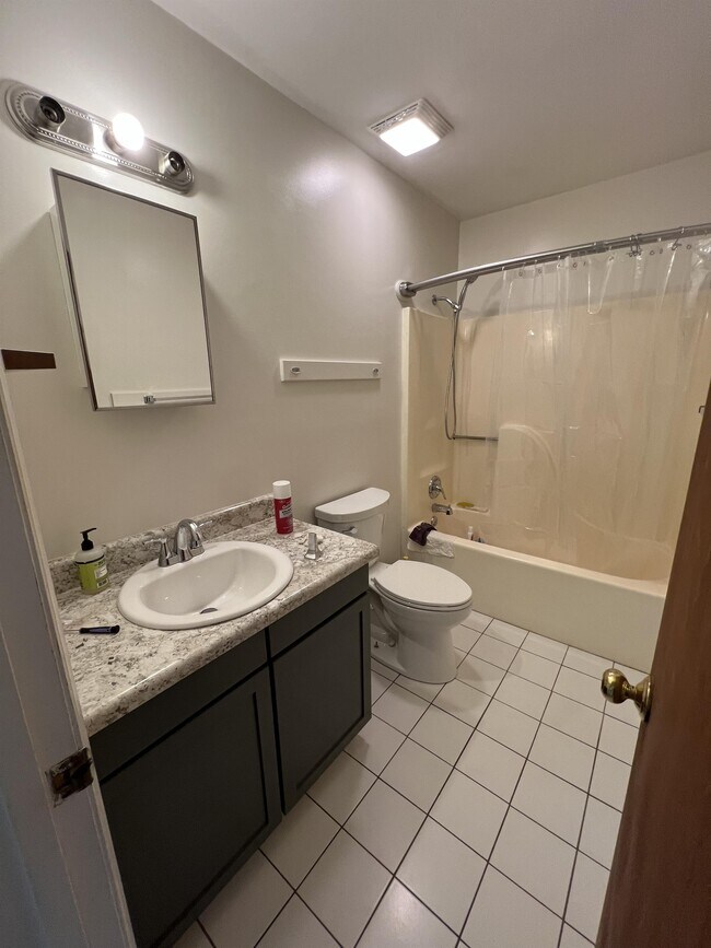 Building Photo - 2021 Tiffany Dr