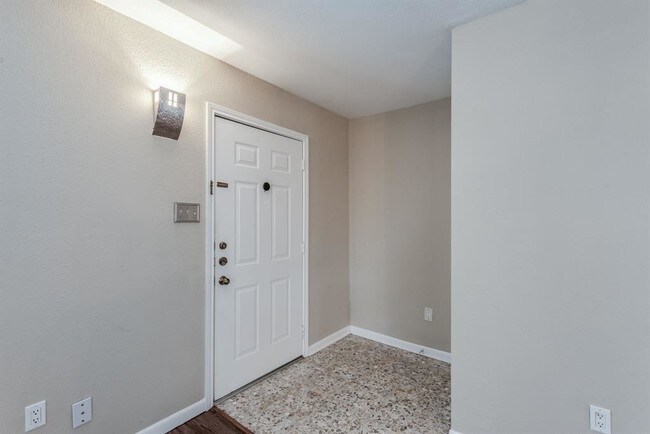 Building Photo - 5863 Valley Forge Dr