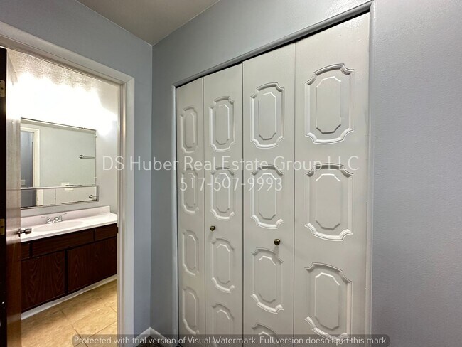 Building Photo - Upgraded 2 Bed 1 Bath Apartment in Lansing!