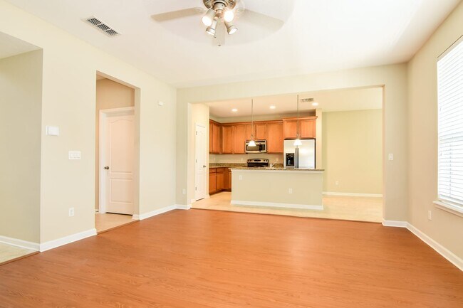 Building Photo - 530 Side Creek Ln