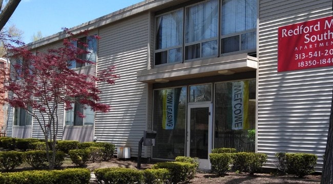 Building Photo - Redford Manor South