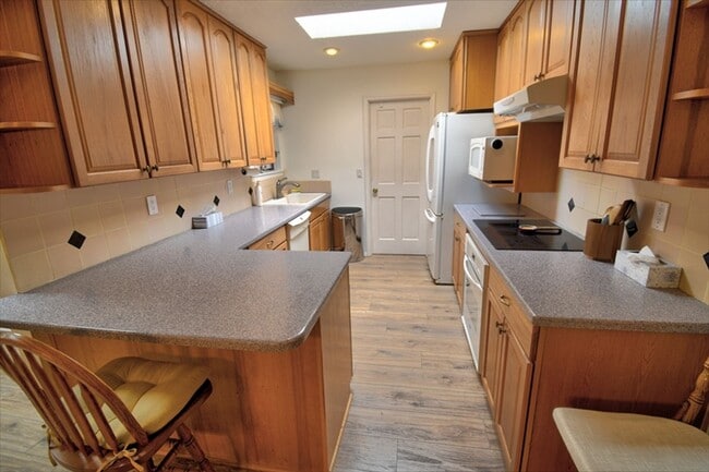 Building Photo - 5835 Elmwood Dr NE