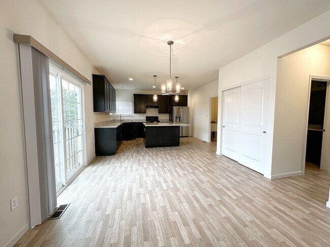 Building Photo - 4 bed 2 Bath Home in Parkway West