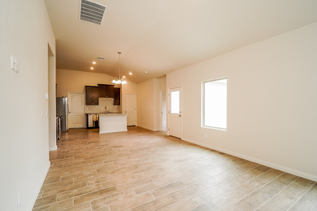 Building Photo - 1348 Rios Meadow Dr, New Braunfels, TX