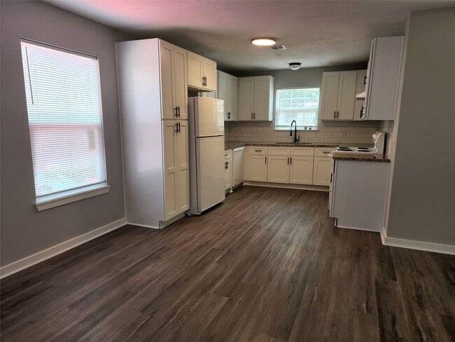 Building Photo - 1508 Carver Ave