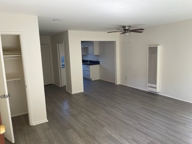 entry - 1011 W Angeleno Ave