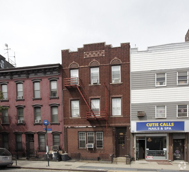Foto principal - 725 Metropolitan Ave
