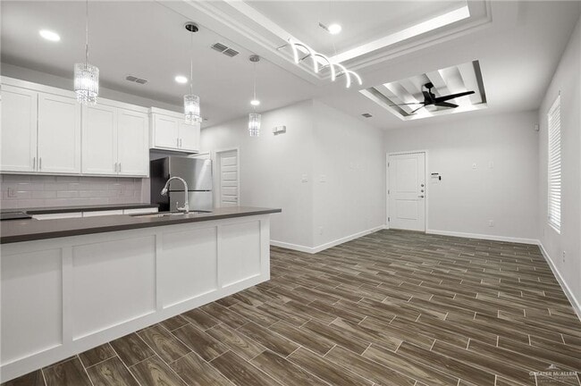 Building Photo - 30 Violet Ave W