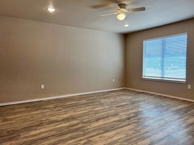 Building Photo - Recently Built Home in Rapidly Expanding W...