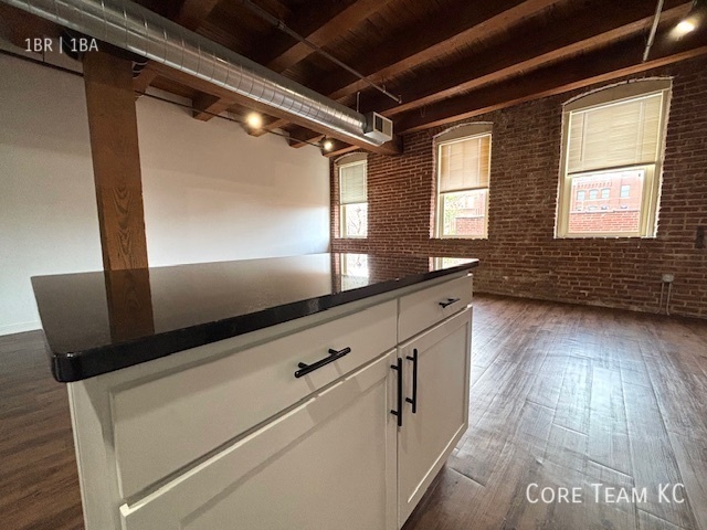 Building Photo - LARGE LOFT in River Market