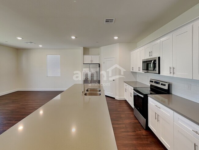 Foto del edificio - 290 Austin Bellerose Pl