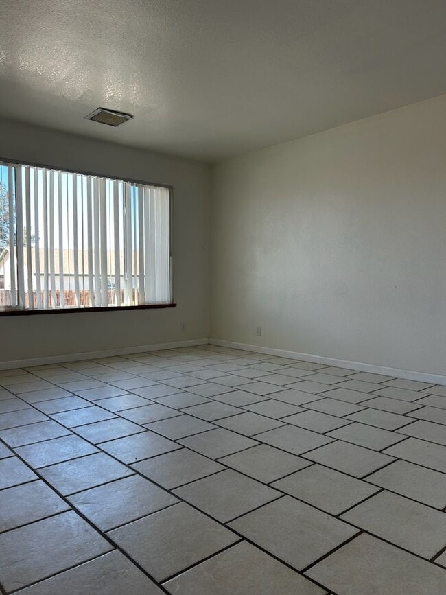 Foto del edificio - PLEASE CONTACT VAUGHN REALTY TO SET UP AN APPOINTMENT (760)446-6561