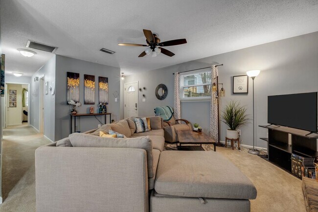 Foto del edificio - 2815 Misty Garden Cir