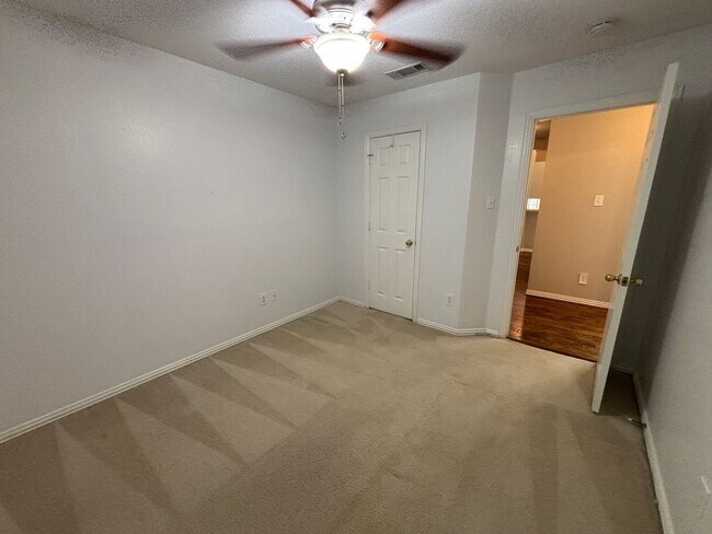 Foto del edificio - 2921 Meadow Glen Dr