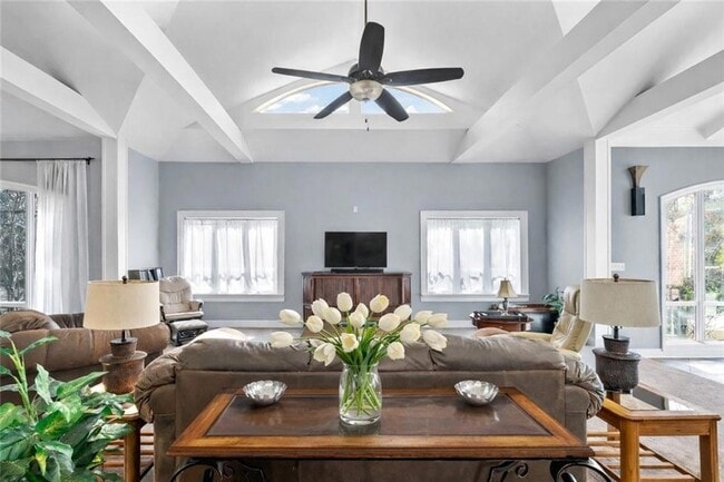 Foto del edificio - 632 Village Ln S