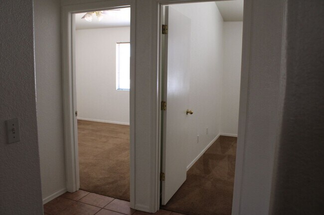 Foto del edificio - Welcome to this spacious 4 bedroom, 2 bathroom home just waiting for you!