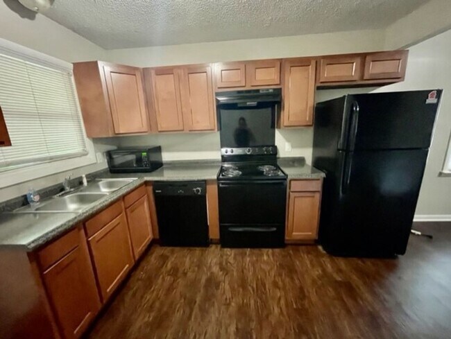 Building Photo - A charming 2 bed 2 bath duplex located in ...