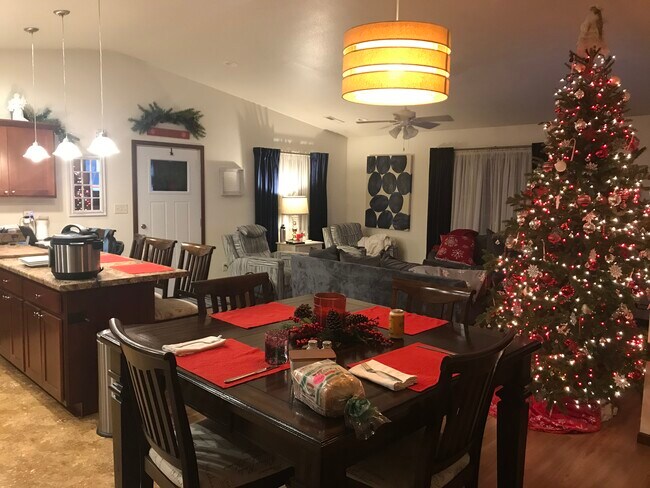 Building Photo - 1104 W 10th St