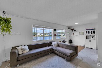 Building Photo - 333 SW 86th Ave