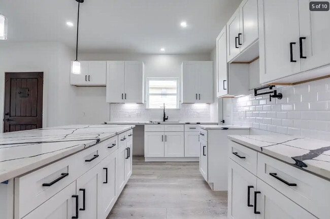 Building Photo - Room in Duplex on Wendelkin St