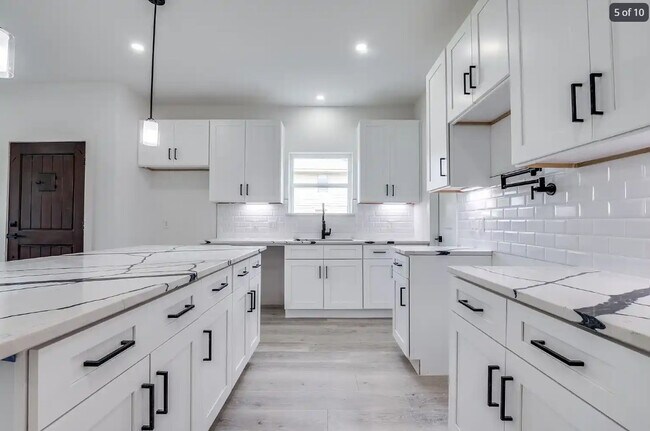 Foto del edificio - Room in Duplex on Wendelkin St
