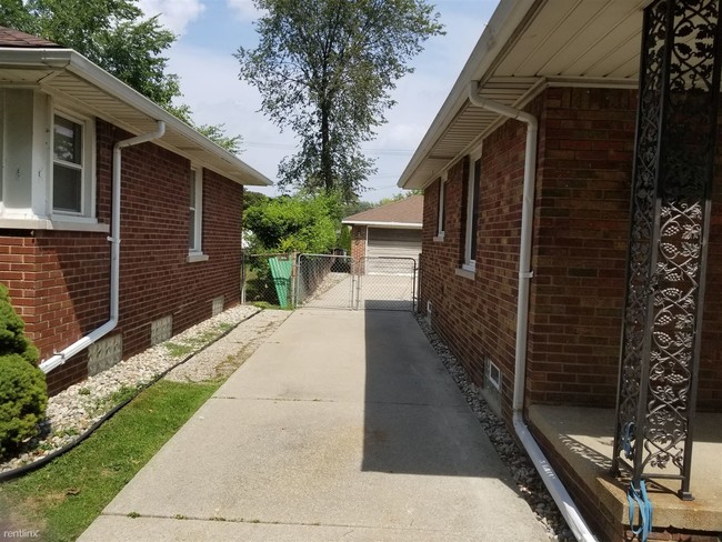 Building Photo - 3 br, 1.5 bath House - 22679 Oconnor St