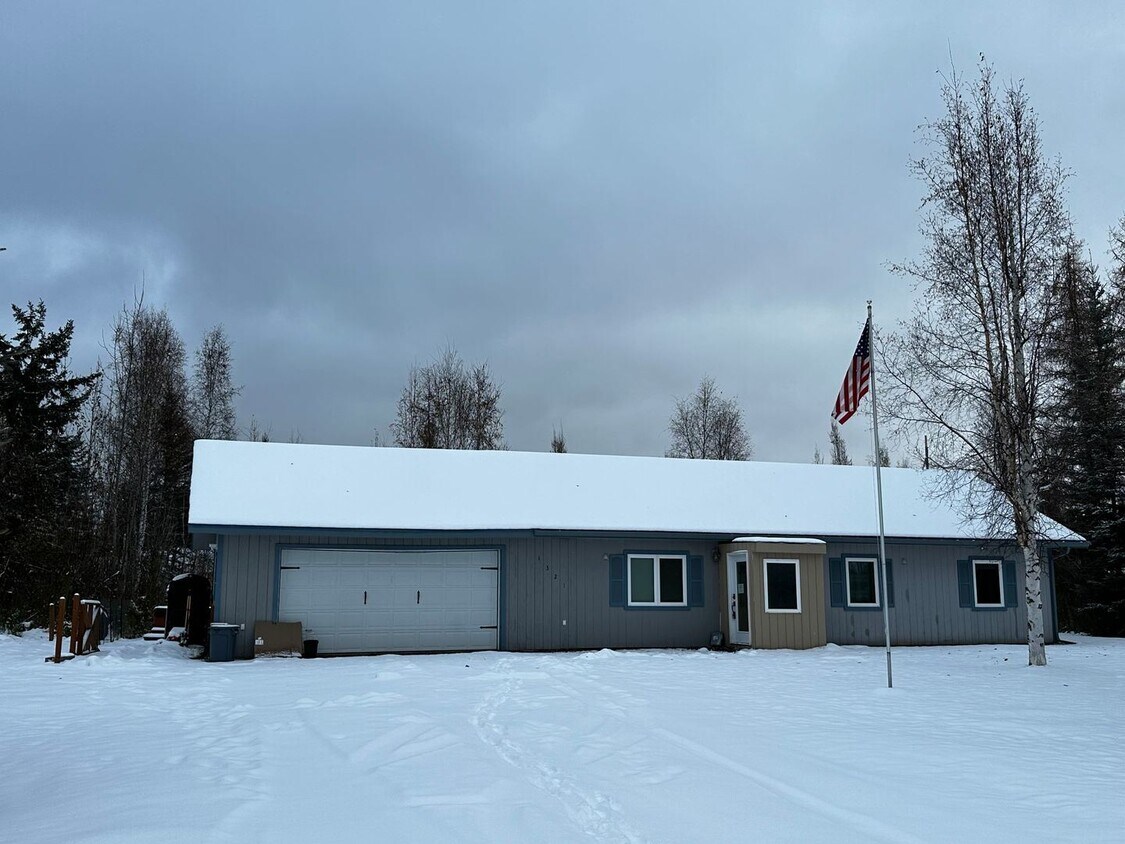 3 br, 2 bath House 1321 Groundsel Ave House Rental in North Pole