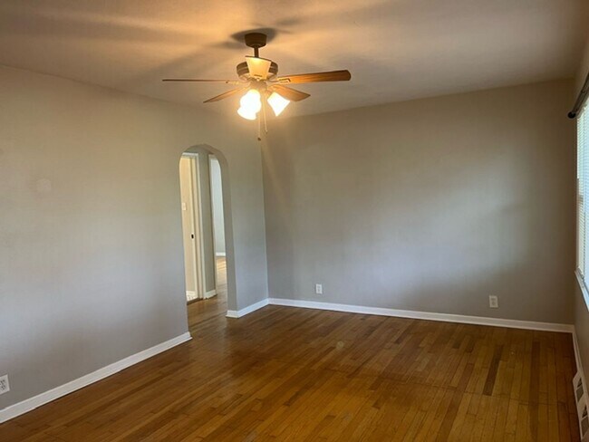 Building Photo - Super Cute 2 Bed 1 Bath House!