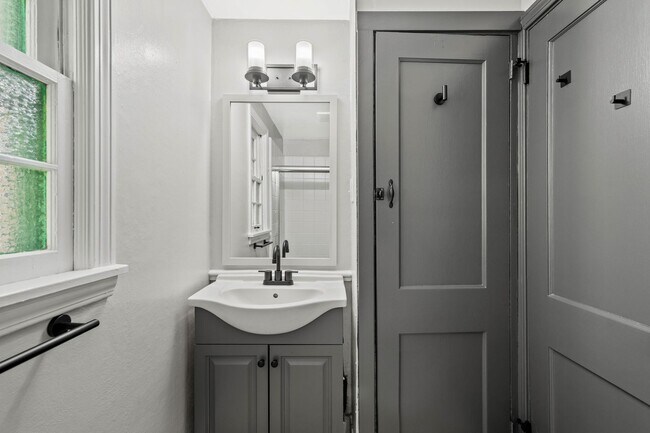 Foto del edificio - STUNNING TWO BEDROOM IN DRAVOSBURG!! COZY ...