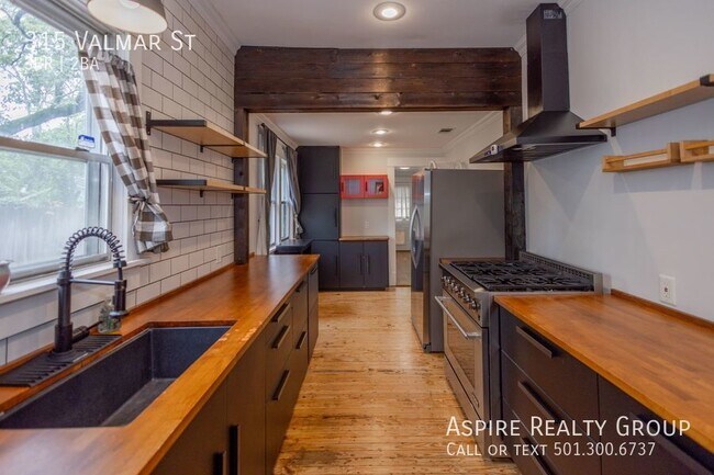 Building Photo - Adorable, Updated Bungalow in Stifft Stati...