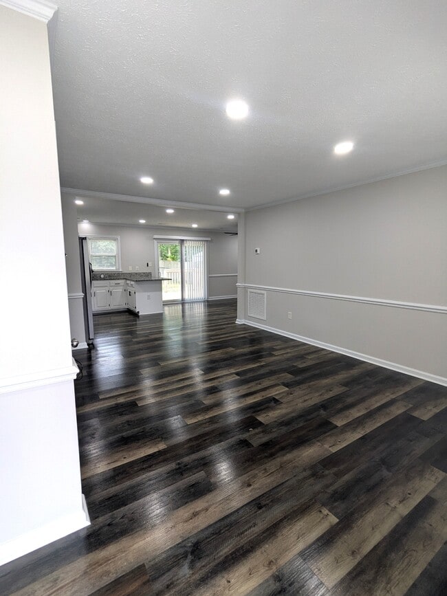 Foto del edificio - 107 Sandy Lake Dr
