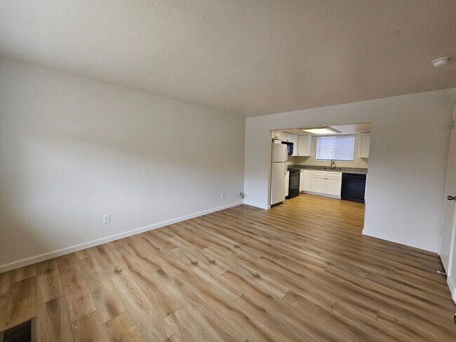 Building Photo - Newly Renovated Townhome Close To UNR - Central Air