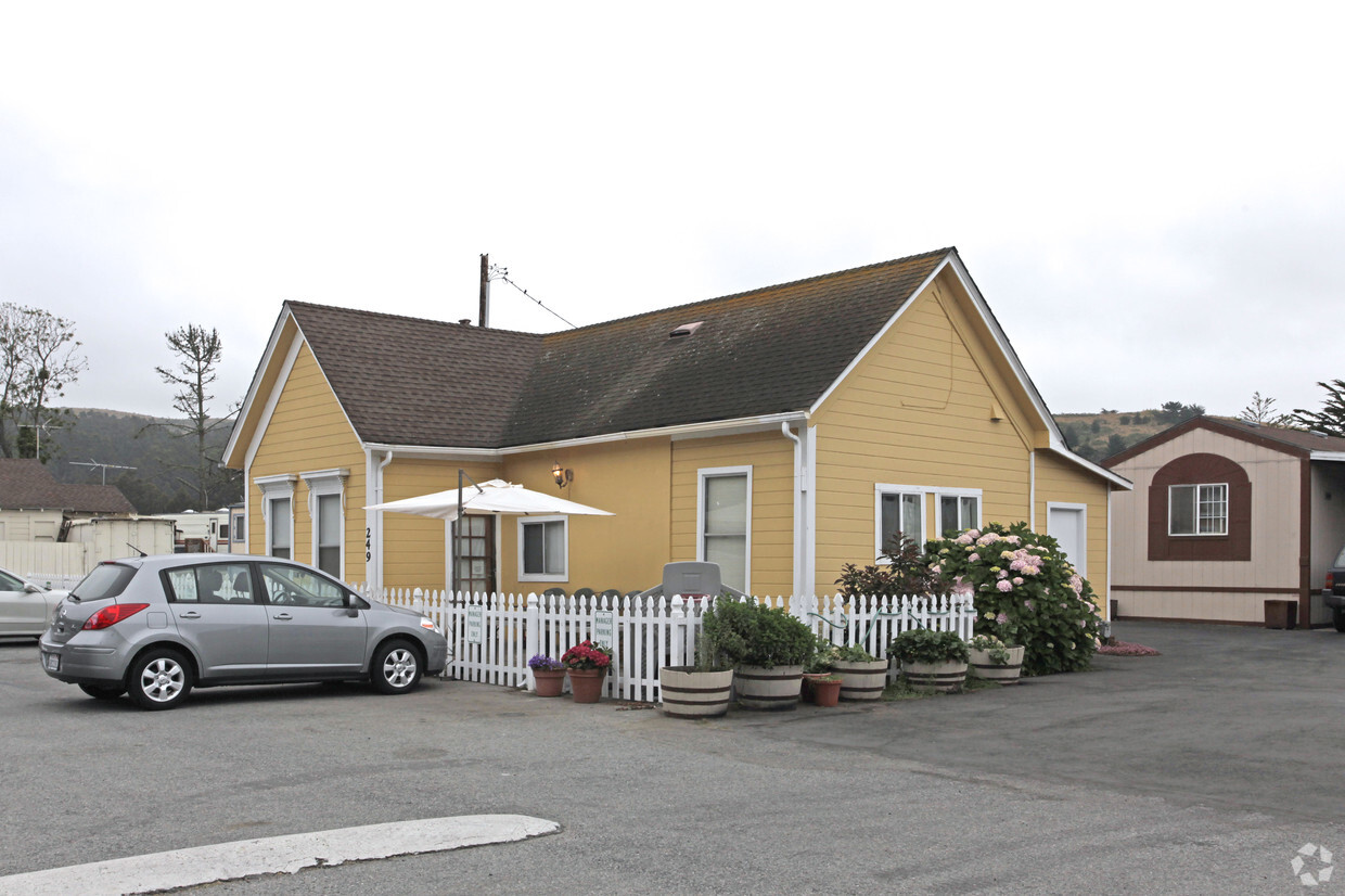 Building Photo - Hilltop Mobile Home Park