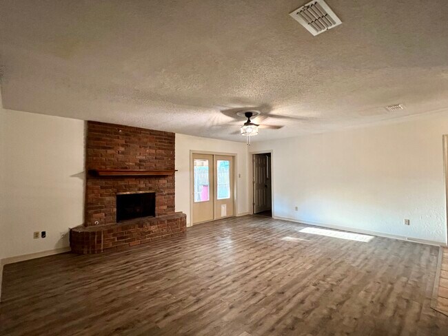 Foto del edificio - 5901 Larry Dr