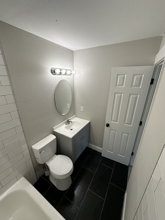 Building Photo - 604