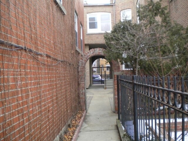 Patio - 6912-6914 N Wayne Ave