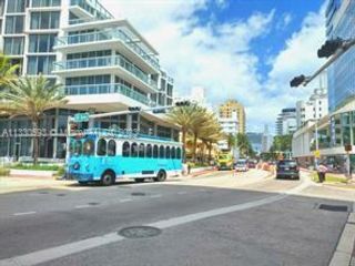 Building Photo - 2924 Collins Ave