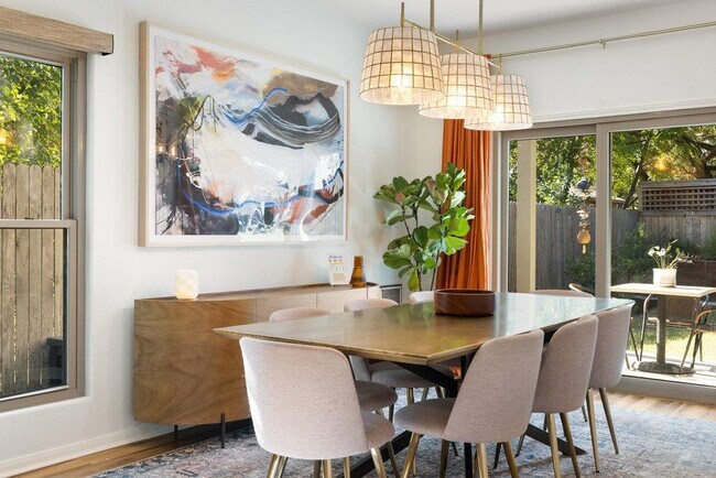 Foto del edificio - 2205 Amur Dr