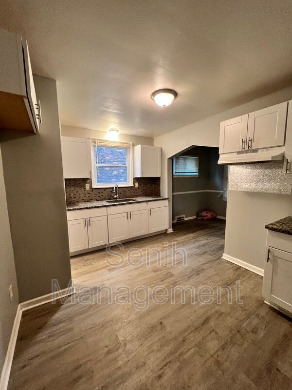 Building Photo - 12255 Outer Dr E
