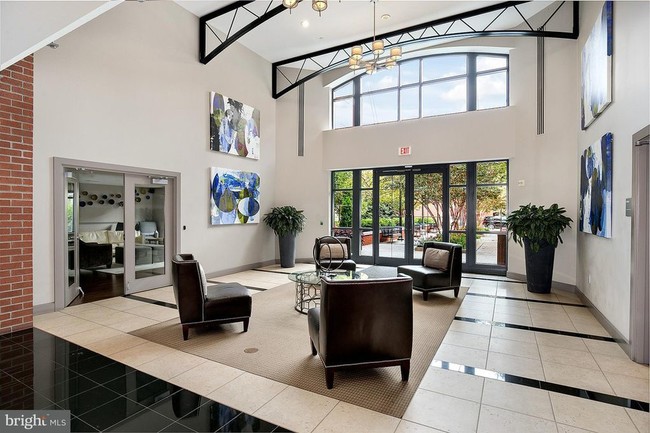 Lobby - 1021 N Garfield St