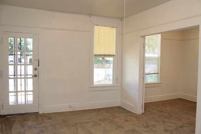 Foto del edificio - Turn of the Century 2+ Bedroom House in Wo...