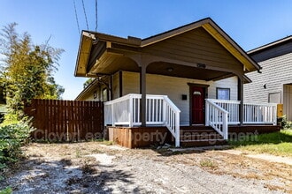 Building Photo - 1336 Center St