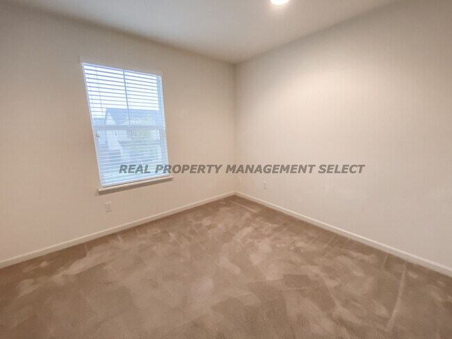 Building Photo - 4 Bed / 2.5 Bath Near Elk Grove!