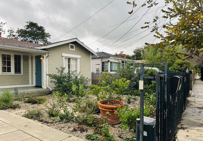 Foto del edificio - 2834 Denby Ave