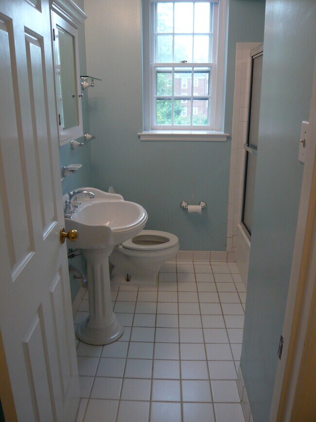 Baño - 3750 39th St NW
