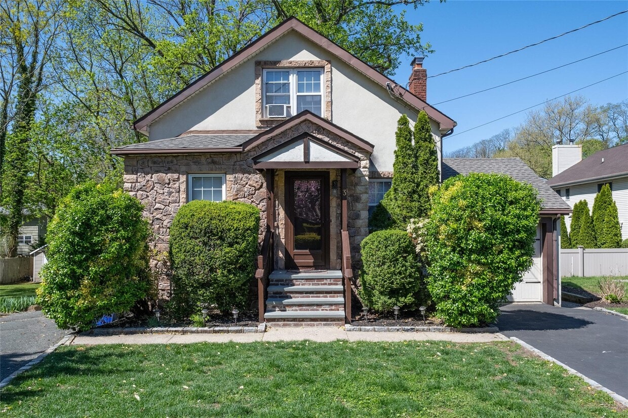 Primary Photo - 3 Woodmere Ln