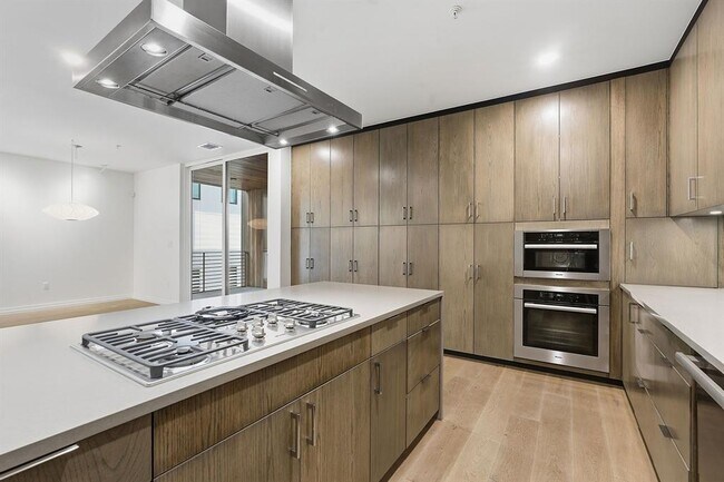 Foto del edificio - 1010 W 10th St