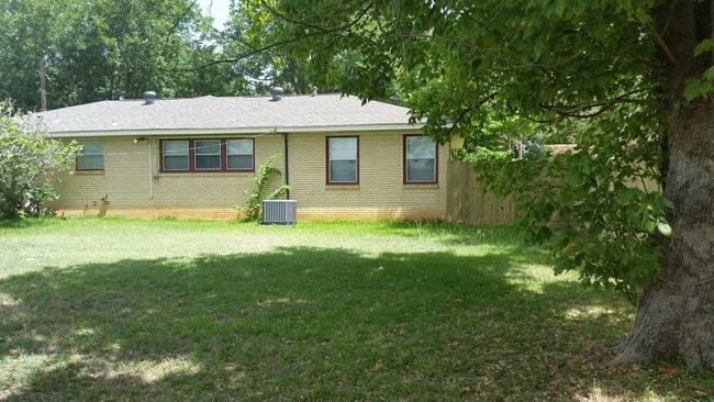 Partially shaded back yard, nice grass - 106 Bellview Dr
